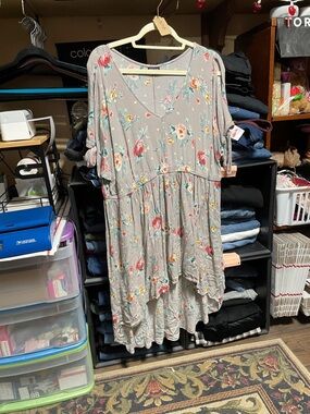 #317a size 3 torrid Floral V-Neck Short Sleeve hilow